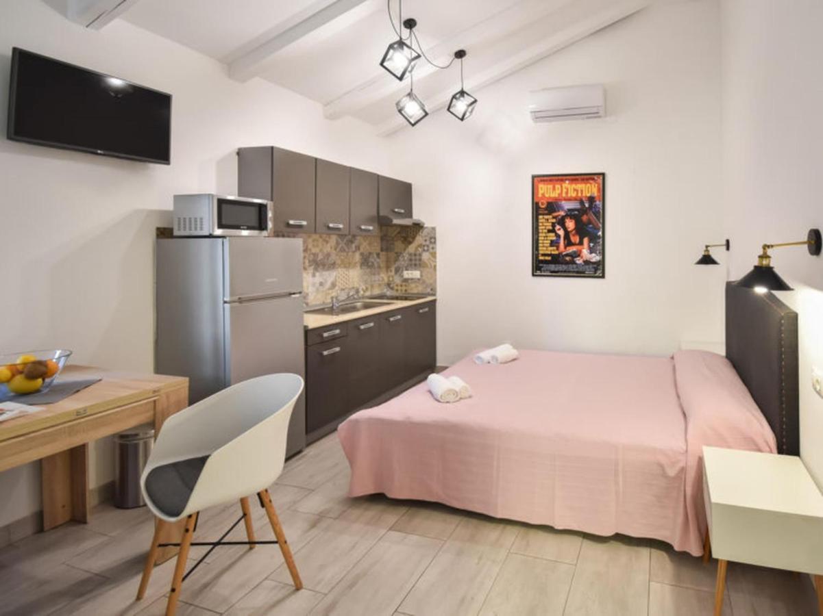 Studios Barre With Jacuzzi Ровинь Экстерьер фото