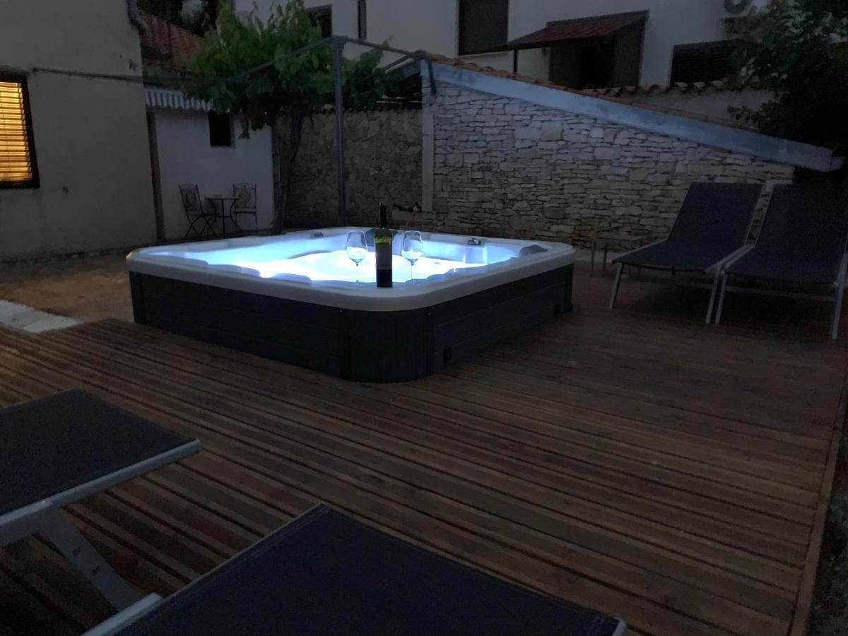 Studios Barre With Jacuzzi Ровинь Экстерьер фото