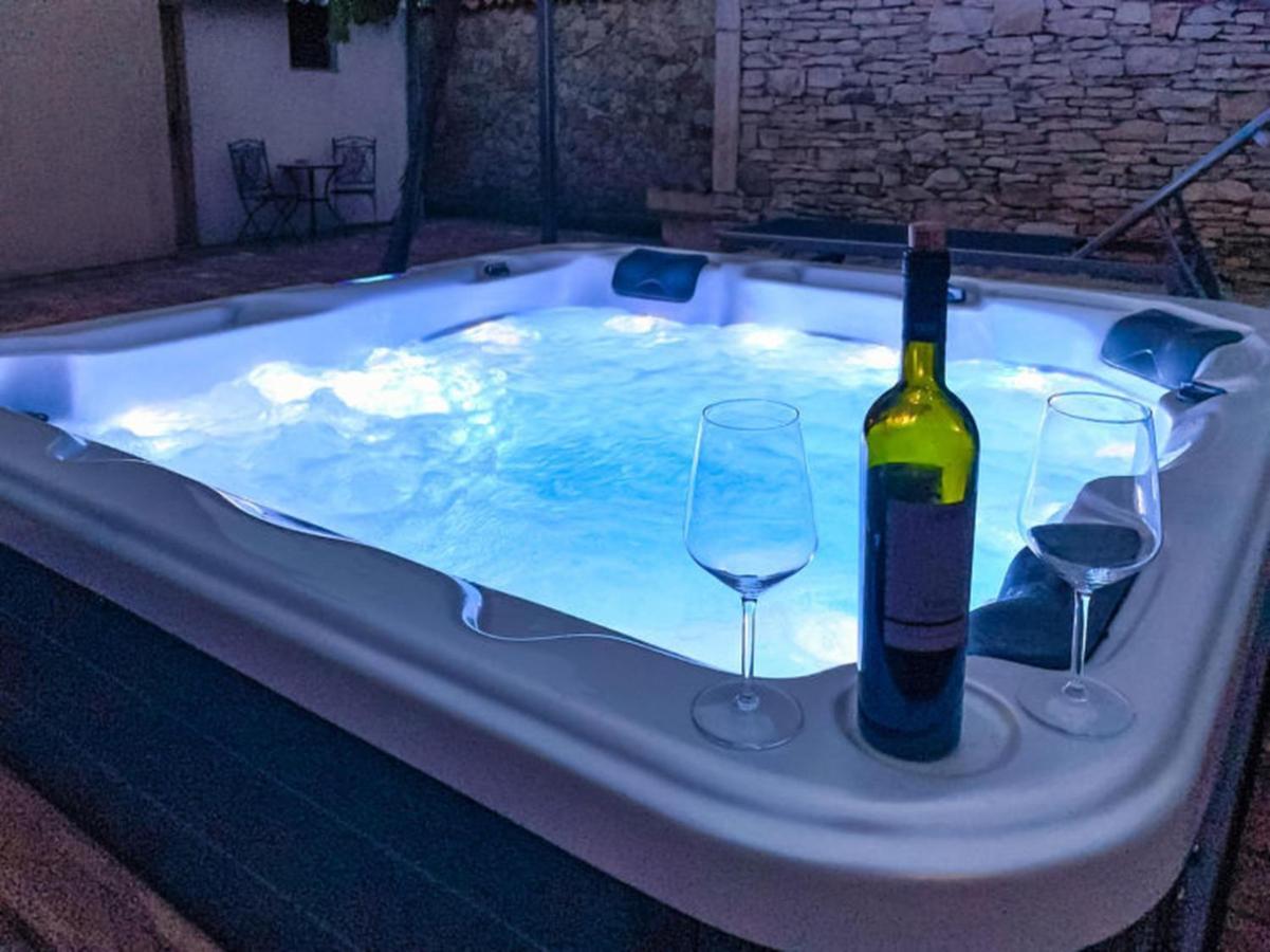 Studios Barre With Jacuzzi Ровинь Экстерьер фото